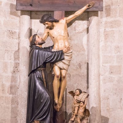 Statua di San Francesco con Gesù crocifisso
