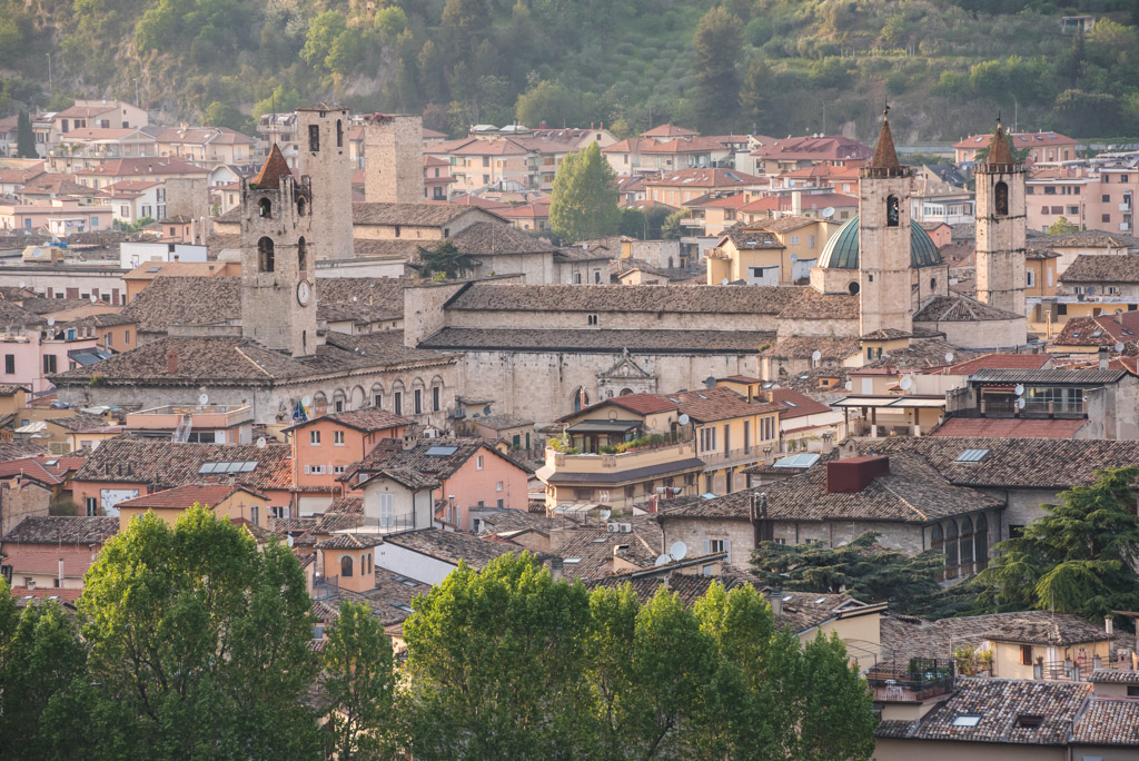 Vista dall'alto di San Francesco e del Palazzo dei Capitani