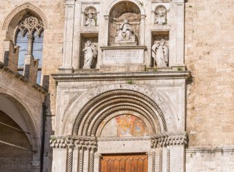 Portale che si affaccia su Piazza del Popolo