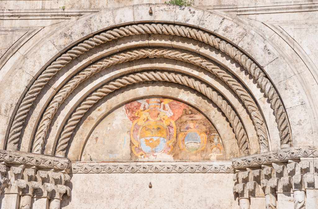 Lunetta del portale su Piazza del Popolo