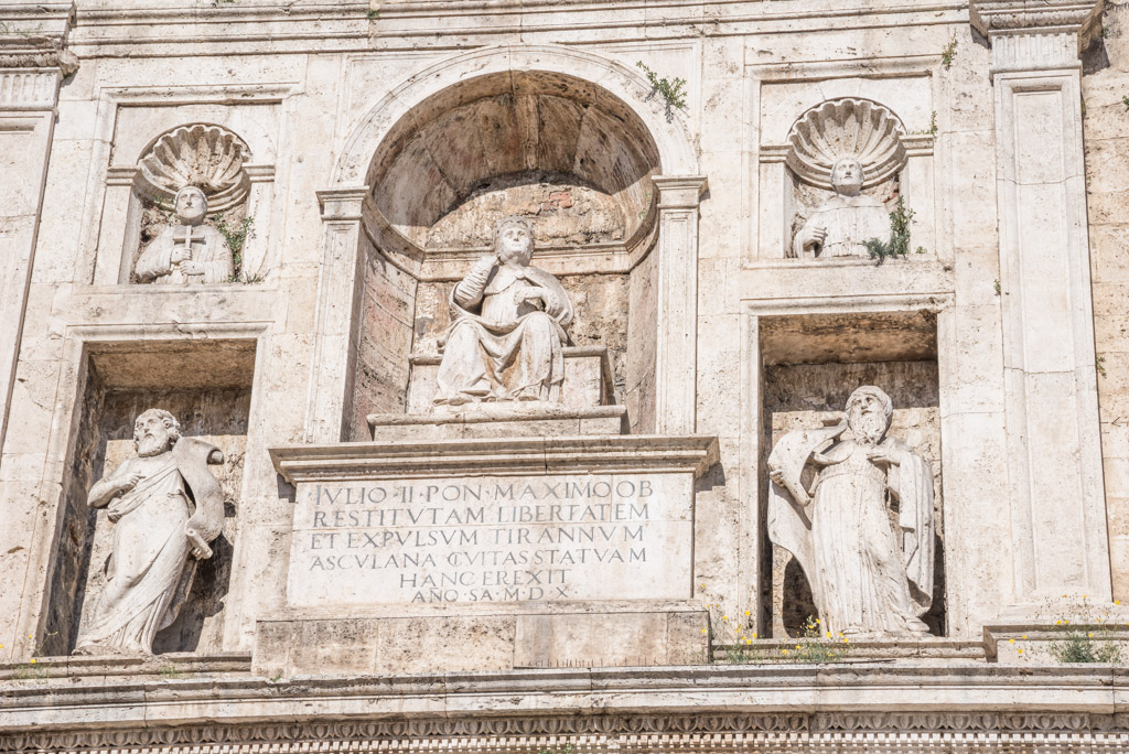 Parte superiore del portale su Piazza del Popolo