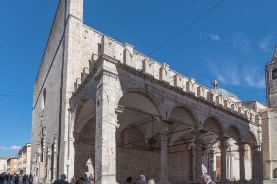 La Loggia dei Mercanti al lato della Chiesa