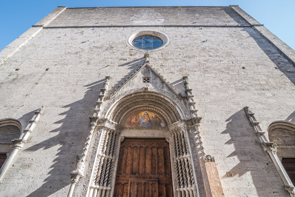 La facciata in Via del Trivio