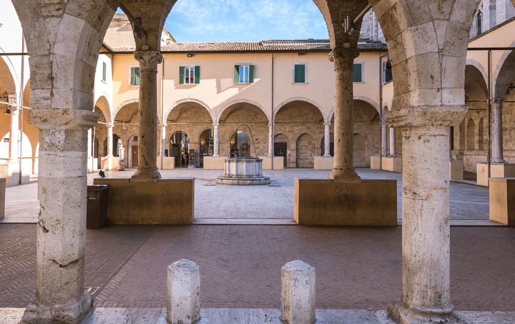 Intrecci architettonici nel Chiostro Maggiore