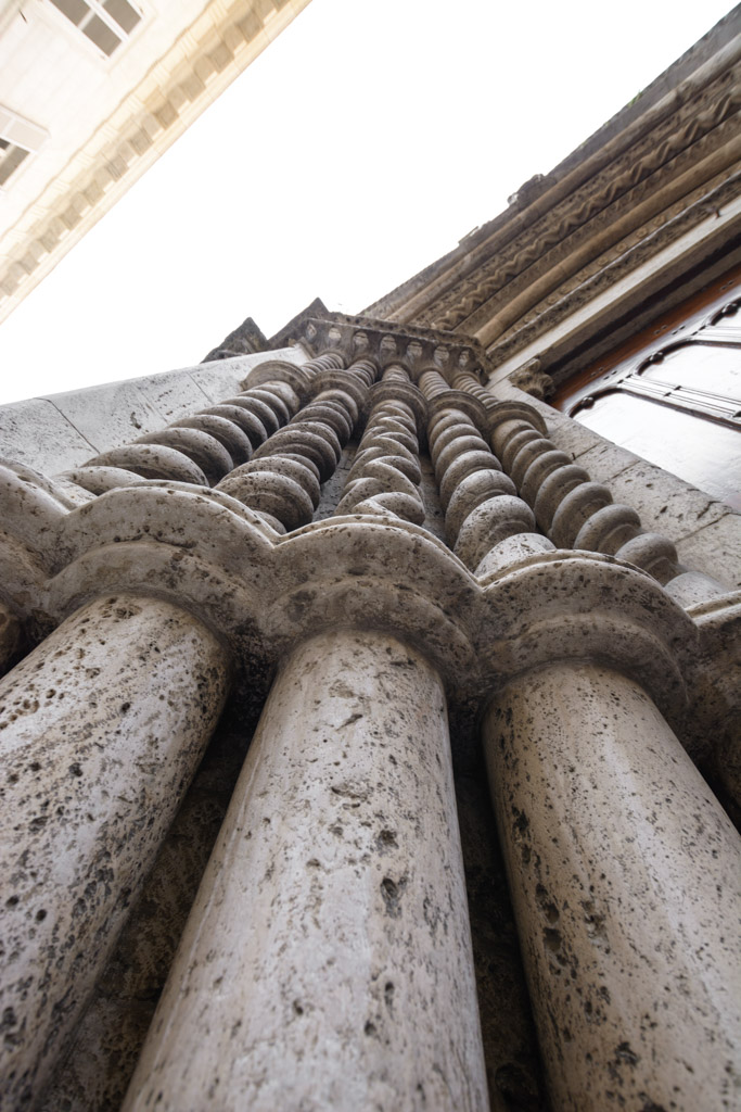 Colonne ai lati del portale della Chiesa