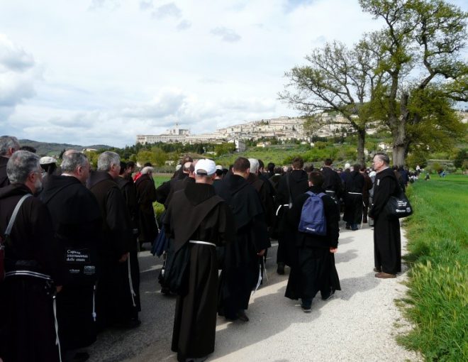 Frati in cammino verso Assisi